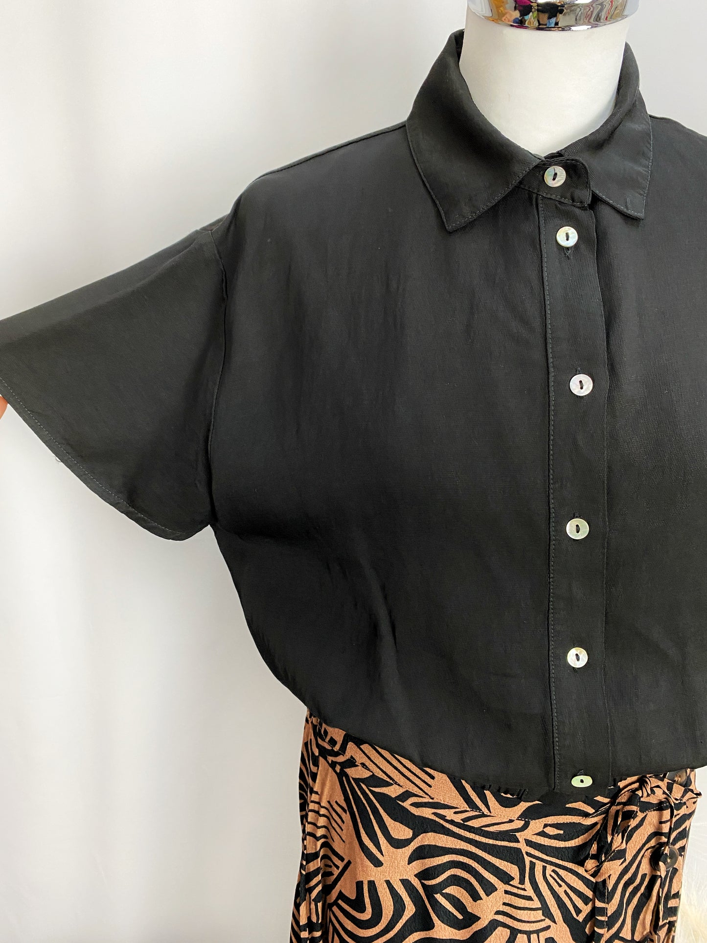 CAMICIA NERA CON ELASTICO IN VITA- ANITIE'